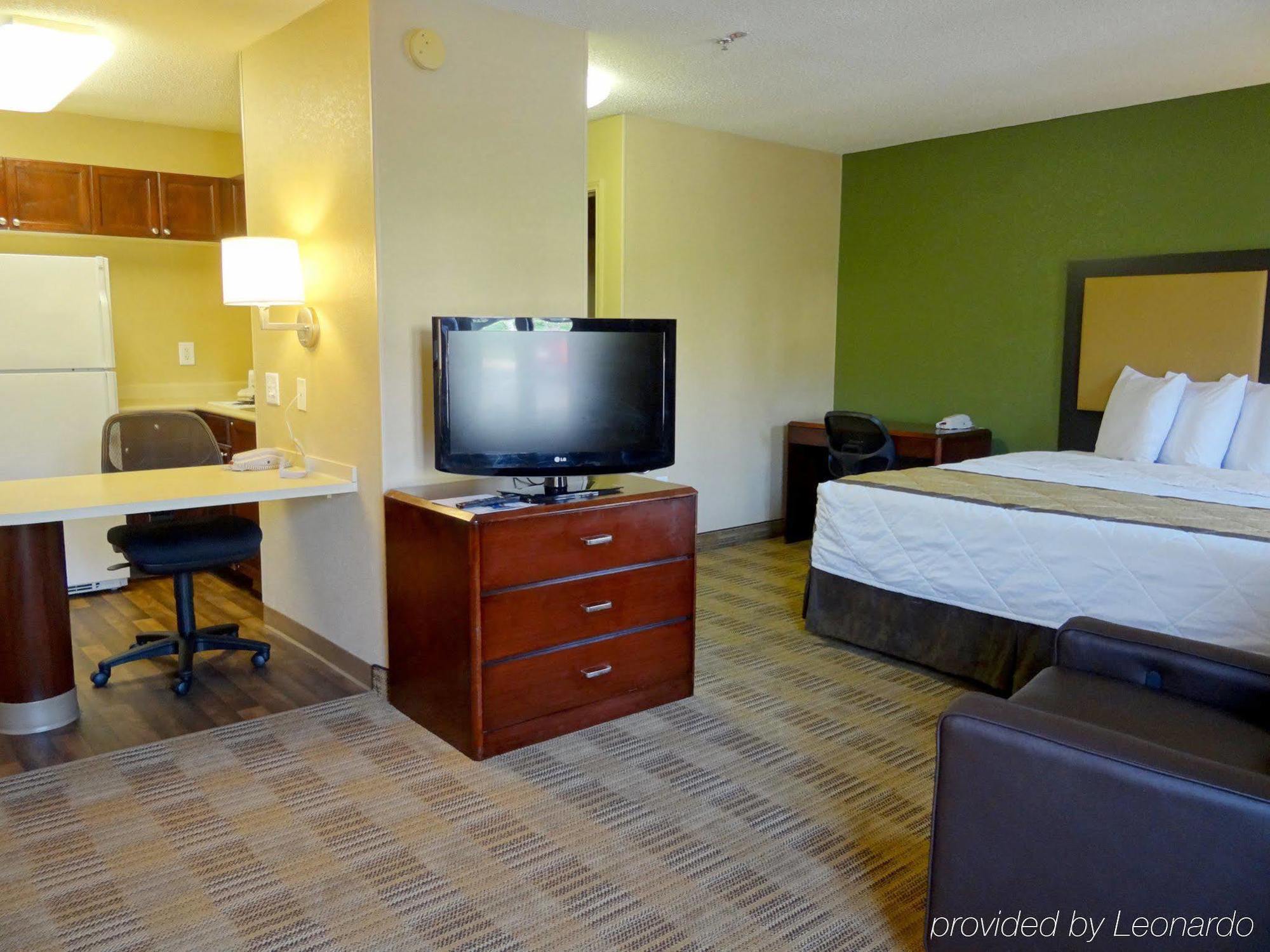 Extended America - Kansas - - Metcalf Ave Overland Park