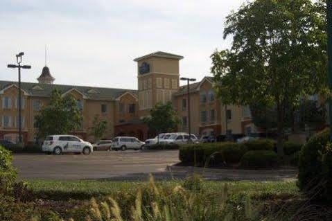 Extended America - Kansas - - Metcalf Ave 2* Overland Park